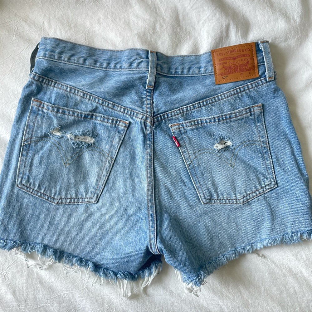 Women’s High Rise Levi’s Denim Shorts (light wash)